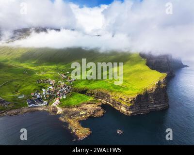 Färöer-Inseln - Panoramablick aus der Vogelperspektive auf das Dorf Gjogv auf Klippen, die vom Ozean gespült werden, auf die Insel Eysturoy, Dänemark, Europa Stockfoto