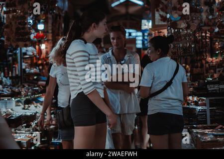 Eine Straßenfotografie von Menschen auf dem Straßenmarkt in Ho Chi Minh, Vietnam Stockfoto