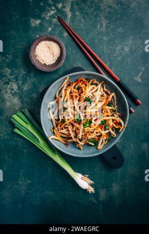 Scharfer Salat mit Mungobohnensprossen mit Knoblauch, Sesamsamen, grünen Zwiebeln, Sojasauce, Gewürzen und rotem Pfeffer. Kongnamul Muchim. Traditionelles koreanisches Gericht. Stockfoto