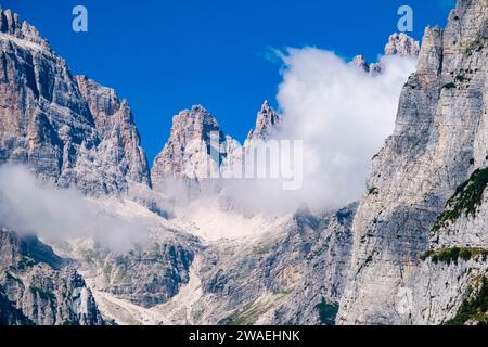 Das Hauptgebiet der Brenta-Dolomiten mit Cima Brenta, Cima Sella und Rocca delle Val Perse (von links), von der Berghütte Rifugio La Montanara aus gesehen Stockfoto