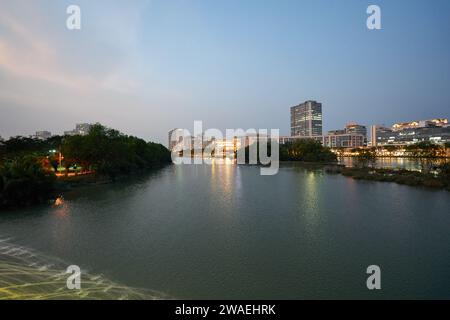 HO-CHI-MINH-STADT, VIETNAM - 29. MÄRZ 2023: Blick auf die Crescent-Residenz von der Starlight-Crescent-Brücke in District 7, Ho-Chi-Minh-Stadt. Stockfoto