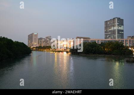 HO-CHI-MINH-STADT, VIETNAM - 29. MÄRZ 2023: Blick auf die Crescent-Residenz von der Starlight-Crescent-Brücke in District 7, Ho-Chi-Minh-Stadt. Stockfoto