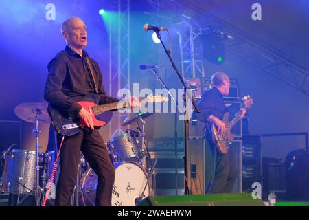 Wilko Johnson und Norman Watt-Roy spielen am Cornbury Festival, Great TEW Estate, Oxford, England, 8. Juli, 2016 Stockfoto