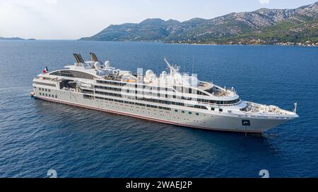 Expeditions-Kreuzfahrtschiff LE LYRIAL vor Anker in Korcula Insel und Stadt in Kroatien, Adria, französische Luxuskreuzfahrt PONANT, dalmatinische Küstenrundfahrten Stockfoto