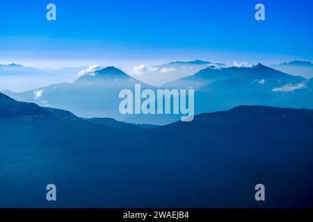 Silhouetten der Berge um Cima Palon und Monte Bondone, vom Gipfel des Croz dell'Altissimo aus gesehen. Stockfoto