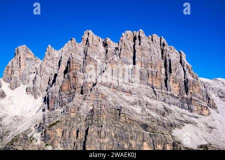 Die Gipfel der Cima Sella, der Rocca delle Val Perse, der Cima Roma und der Cima di Vallazza (von links), vom Gipfel der Cima Sophia aus gesehen. Stockfoto