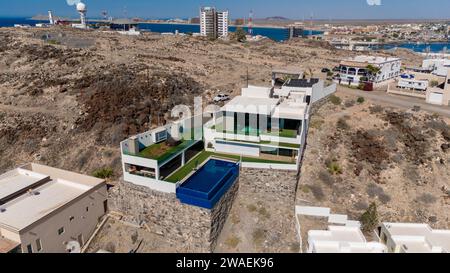 Ein Blick aus der Luft auf Häuser mit Blick auf das Meer von Cortez Puerto Penasco, Sonora, Mexiko Stockfoto