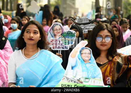 Dhaka, Bangladesch. Januar 2023. Studenten halten Plakate von Bangladeschs Premierminister Scheich Hasina während des 76-jährigen Gründungsprogramms der Bangladesch Studentenliga im Dhaka University Area in Dhaka. Quelle: SOPA Images Limited/Alamy Live News Stockfoto