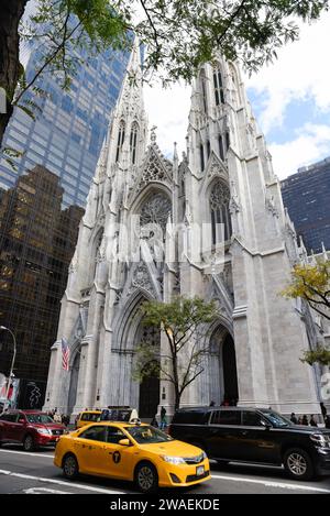 NEW YORK CITY – NOV. 26: Wahrzeichen von New York City, St. Patrick's Cathedral am 26. November 2016. Die Kathedrale ist Sitz des Erzbischofs der Römischen Republik CA Stockfoto