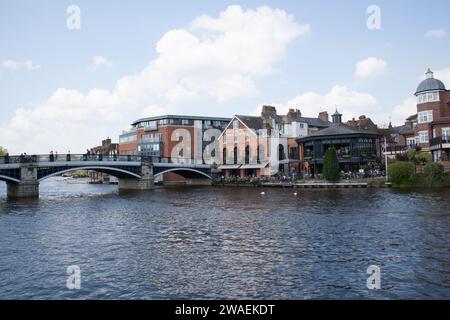 Blick auf die Windsor Eton Bridge, über die Themse zwischen Windsor und Eton in Großbritannien Stockfoto