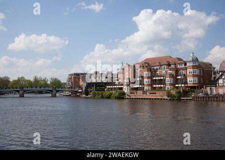 Blick auf die Windsor Eton Bridge, über die Themse zwischen Windsor und Eton in Großbritannien Stockfoto