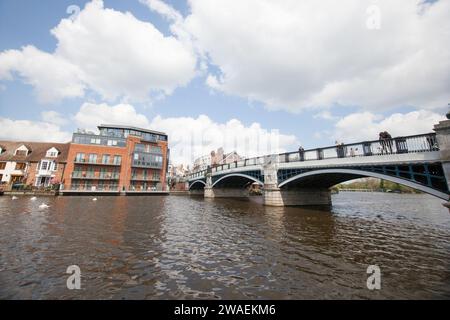 Blick auf die Windsor Eton Bridge, über die Themse zwischen Windsor und Eton in Großbritannien Stockfoto