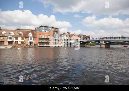 Blick auf die Windsor Eton Bridge, über die Themse zwischen Windsor und Eton in Großbritannien Stockfoto