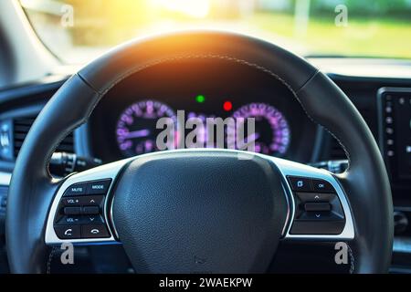 Innenansicht des Armaturenbretts eines neuen Luxuswagens Stockfoto