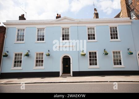 Ein großes, hellblaues Gebäude an der High Street von Eton, Windsor, Berkshire in Großbritannien Stockfoto