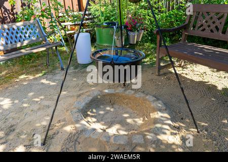 Feuerstelle für Wasserkocher Gulasch im Garten Stockfoto