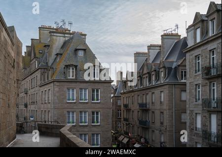 Architektonische Details der klassischen Steinbauten der Stadt Saint-Malo in Frankreich Stockfoto