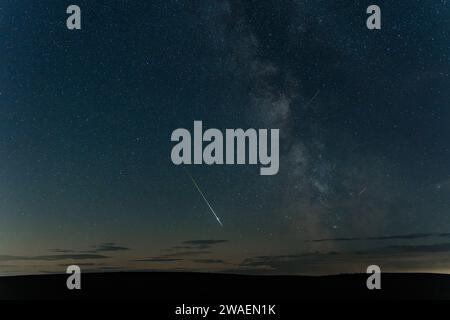 Ein Perseidenmeteor am Nachthimmel neben dem Milchstraßenkern aus Northumberland Stockfoto