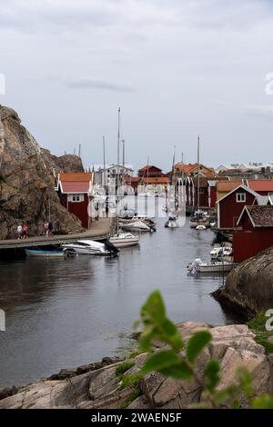 Dieses malerische Bild zeigt einen ruhigen Hafen mit farbenfrohen Fischerbooten in Munkkyrkan, Smoegen, Schweden Stockfoto