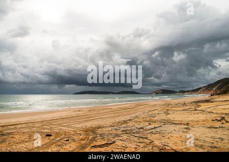 Ein malerischer Blick auf einen Sandstrand an einem bewölkten Tag Stockfoto