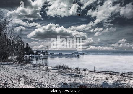 Ein malerischer Wintertag am Ufer des Lake Superior in Grand Portage, Minnesota Stockfoto