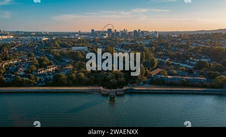 Ein Blick aus der Vogelperspektive auf das Brent Reservoir in London, England im Sommer Stockfoto