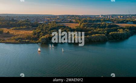 Ein Blick aus der Vogelperspektive auf das Brent Reservoir in London, England im Sommer Stockfoto