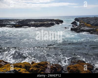 Ein malerischer Blick auf eine felsige Küste am Meer an einem bewölkten Tag Stockfoto