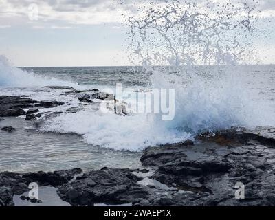 Ein malerischer Blick auf eine felsige Küste am Meer an einem bewölkten Tag Stockfoto