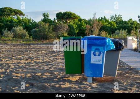 Mehrere Behälter zur selektiven Abfallsammlung am Strand Stockfoto