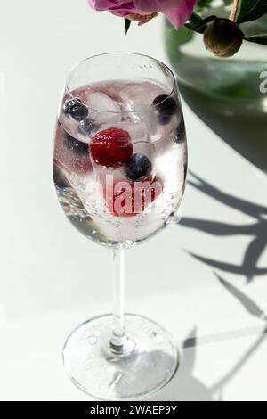 Glas Getränk mit Eis auf weißem Tisch Stockfoto