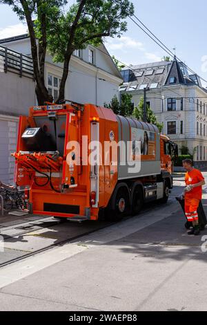 Wien, Österreich - 23.06.2023: Mitarbeiter des öffentlichen Dienstes beseitigen Müll in der Stadt Stockfoto