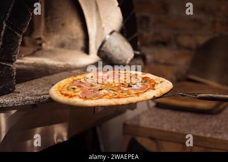 Frisch gebackene Pizza direkt aus dem Ofen Stockfoto