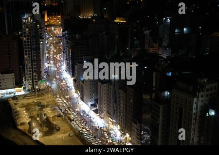 Arial Blick auf die nächtliche aktive Straße in Mekka Stockfoto