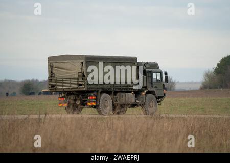 Ein großer Lkw DER britischen Armee SV 4x4 fährt auf einer landschaftlich reizvollen Landstraße Stockfoto