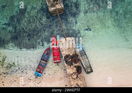 Blick von den Booten auf dem Pier auf dem türkisfarbenen Meer in Sao Tome e Principe, Afrika Stockfoto