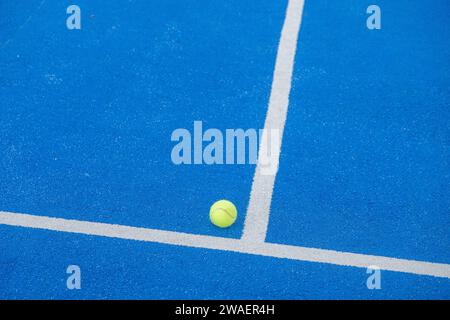 Ein Ball auf einem blauen Paddle-Tennisplatz Stockfoto