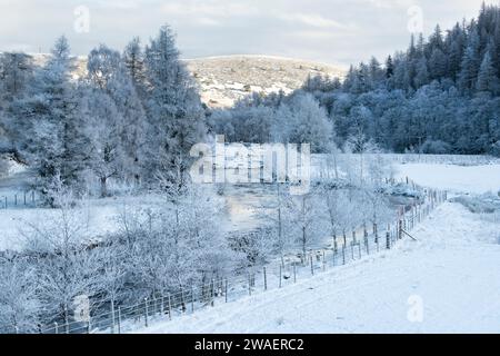 Fluss Gairn im Eis und Schnee. Gairnshiel, Cairngorms, Highlands, Schottland Stockfoto