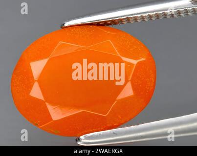 Natürliches Feuer orange Opal Edelstein auf Hintergrund Stockfoto