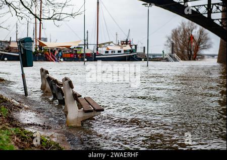 28. Dezember, Nijmegen. Die regnerischen Weihnachtstage haben in den Niederlanden erhebliche Unannehmlichkeiten verursacht. In Nijmegen befinden sich niedrige Teile des Kais und rund um den Hafen an der Waalkade unter Wasser. Der Wasserstand liegt derzeit etwa 14,60 Meter über dem NAP. NICKERCHEN ist die Basis, um zu messen, wie hoch oder niedrig der Wasserstand ist. Da es in Deutschland immer noch viel regnet, besteht eine gute Chance, dass der Wasserstand zu Beginn des neuen Jahres wieder ansteigt. Stockfoto