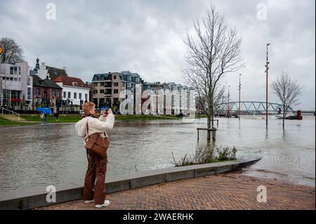 28. Dezember, Nijmegen. Die regnerischen Weihnachtstage haben in den Niederlanden erhebliche Unannehmlichkeiten verursacht. In Nijmegen befinden sich niedrige Teile des Kais und rund um den Hafen an der Waalkade unter Wasser. Der Wasserstand liegt derzeit etwa 14,60 Meter über dem NAP. NICKERCHEN ist die Basis, um zu messen, wie hoch oder niedrig der Wasserstand ist. Da es in Deutschland immer noch viel regnet, besteht eine gute Chance, dass der Wasserstand zu Beginn des neuen Jahres wieder ansteigt. Stockfoto