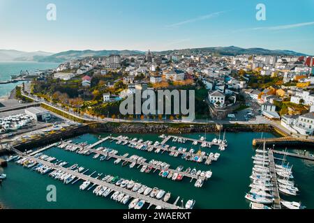 Luftaufnahme, Blickpunkt der Drohne Ribadeo Stadt und Hafen mit verankerten nautischen Schiffen an sonnigen Wintertagen. Provinz Lugo in Galicien. Europa, Nein Stockfoto