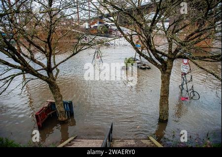 28. Dezember, Nijmegen. Die regnerischen Weihnachtstage haben in den Niederlanden erhebliche Unannehmlichkeiten verursacht. In Nijmegen befinden sich niedrige Teile des Kais und rund um den Hafen an der Waalkade unter Wasser. Der Wasserstand liegt derzeit etwa 14,60 Meter über dem NAP. NICKERCHEN ist die Basis, um zu messen, wie hoch oder niedrig der Wasserstand ist. Da es in Deutschland immer noch viel regnet, besteht eine gute Chance, dass der Wasserstand zu Beginn des neuen Jahres wieder ansteigt. Stockfoto