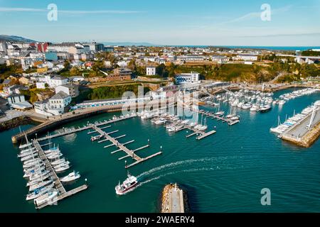 Luftaufnahme, Blickpunkt der Drohne Ribadeo Stadt und Hafen mit verankerten nautischen Schiffen an sonnigen Wintertagen. Provinz Lugo in Galicien. Europa, Nein Stockfoto