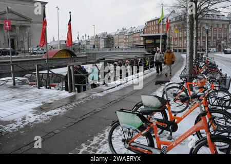 Kopenhagen, Dänemark /04 Januar 2024/.Wintertourismus in der dänischen Hauptstadt und Touristen warten auf Kanalrundfahrt in der Hauptstadt. (Photo.Francis Joseph Dean/Dean Pictures) Stockfoto