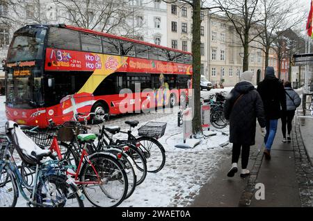 Kopenhagen, Dänemark /04 Januar 2024/.Wintertourismus in der dänischen Hauptstadt und Touristen warten auf Kanalrundfahrt in der Hauptstadt. (Photo.Francis Joseph Dean/Dean Pictures) Stockfoto