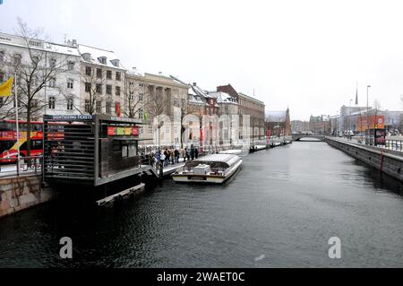 Kopenhagen, Dänemark /04 Januar 2024/.Wintertourismus in der dänischen Hauptstadt und Touristen warten auf Kanalrundfahrt in der Hauptstadt. (Photo.Francis Joseph Dean/Dean Pictures) Stockfoto