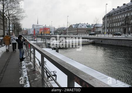 Kopenhagen, Dänemark /04 Januar 2024/.Wintertourismus in der dänischen Hauptstadt und Touristen warten auf Kanalrundfahrt in der Hauptstadt. (Photo.Francis Joseph Dean/Dean Pictures) Stockfoto