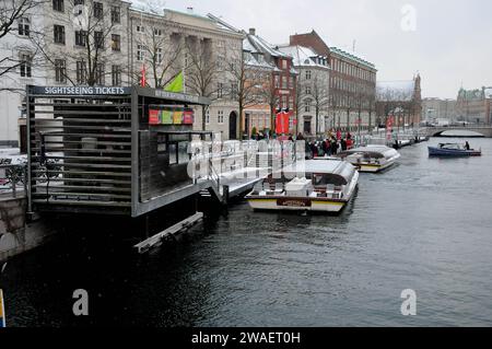 Kopenhagen, Dänemark /04 Januar 2024/.Wintertourismus in der dänischen Hauptstadt und Touristen warten auf Kanalrundfahrt in der Hauptstadt. (Photo.Francis Joseph Dean/Dean Pictures) Stockfoto