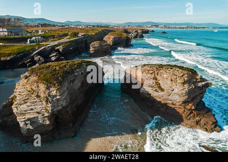 Über dem Blick auf die leere Praia das Catedrais oder den Strand der Kathedralen an der Nordwestküste Spaniens. Es wurde zum Naturdenkmal erklärt. Reisen Stockfoto